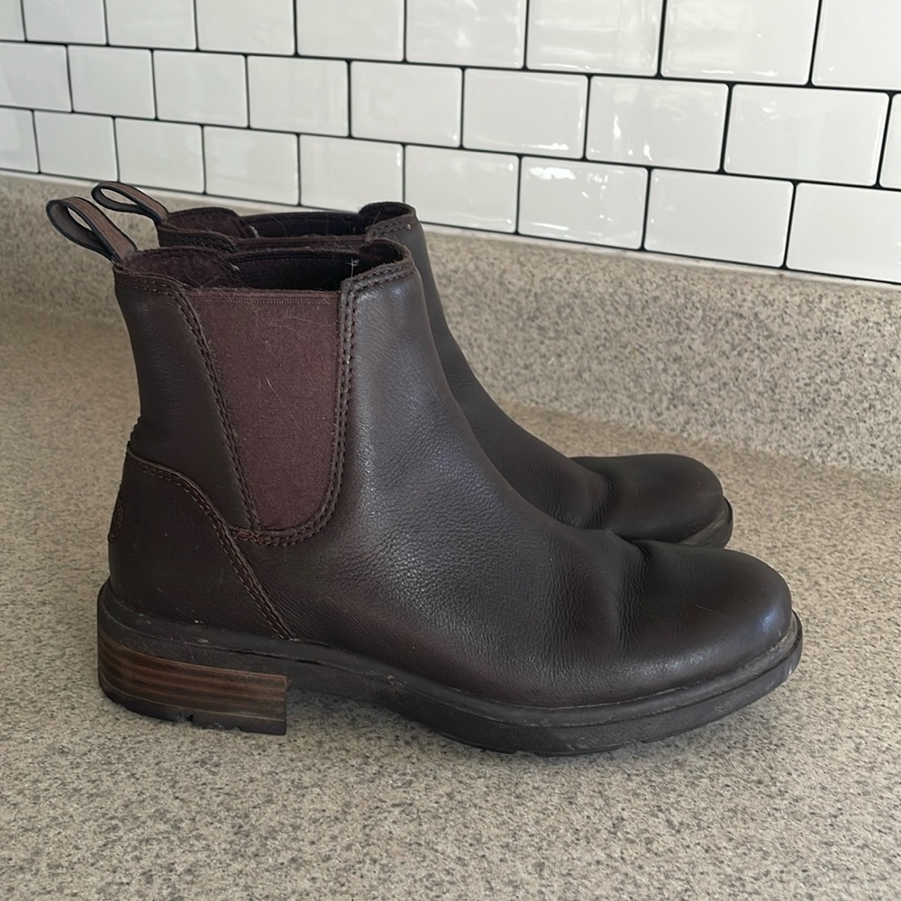 Ugg pull on Chelsea boots
